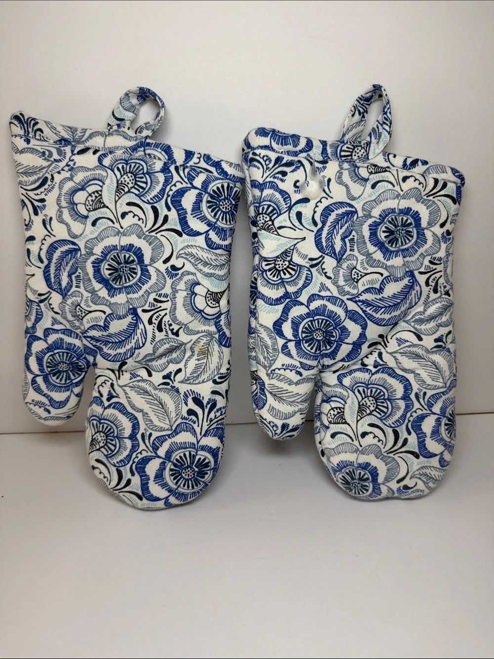 Sur La Table x Pomegranate Caroline Blue Floral Oven Mitt Set of 2 Quilted Cotto